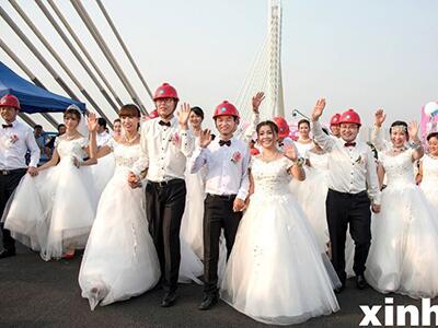 2 武汉某基建工地建筑工人集体婚礼