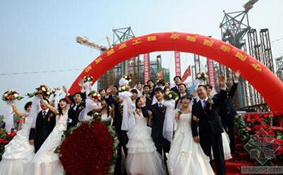 3 广西某隧道工地建筑工人集体婚礼